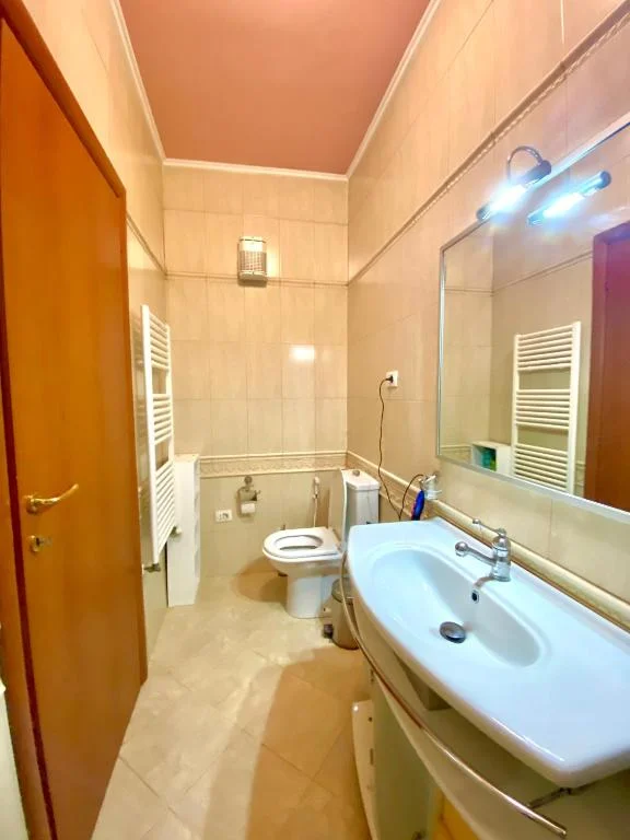 Tirane, jepet me qera apartament 2+1 Kati 10, 600 € 