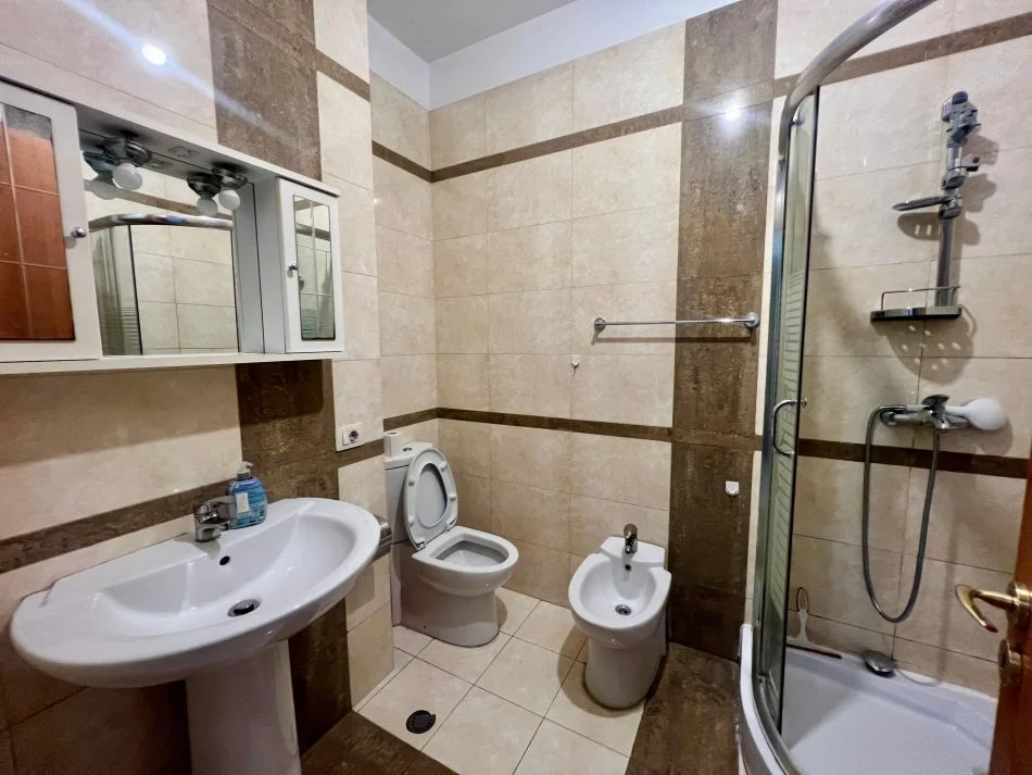 Tirane, jepet me qera apartament 1+1+Ballkon Kati 7, 67 m² 500 € (rruga e eelbasanit)