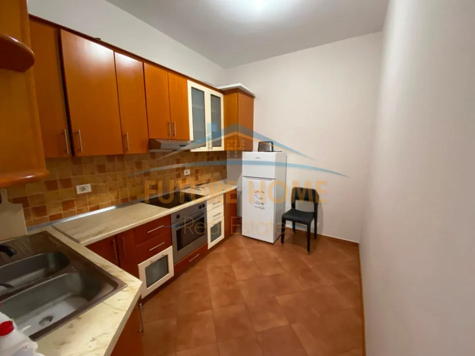 Tirane, jepet me qera apartament 2+1+Ballkon Kati 6, 75 m² 650 € (Komuna e Parisit)