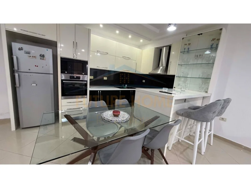 Tirane, jepet me qera apartament 2+1+Ballkon Kati 6, 105 m² 550 € (Unaza e Re)