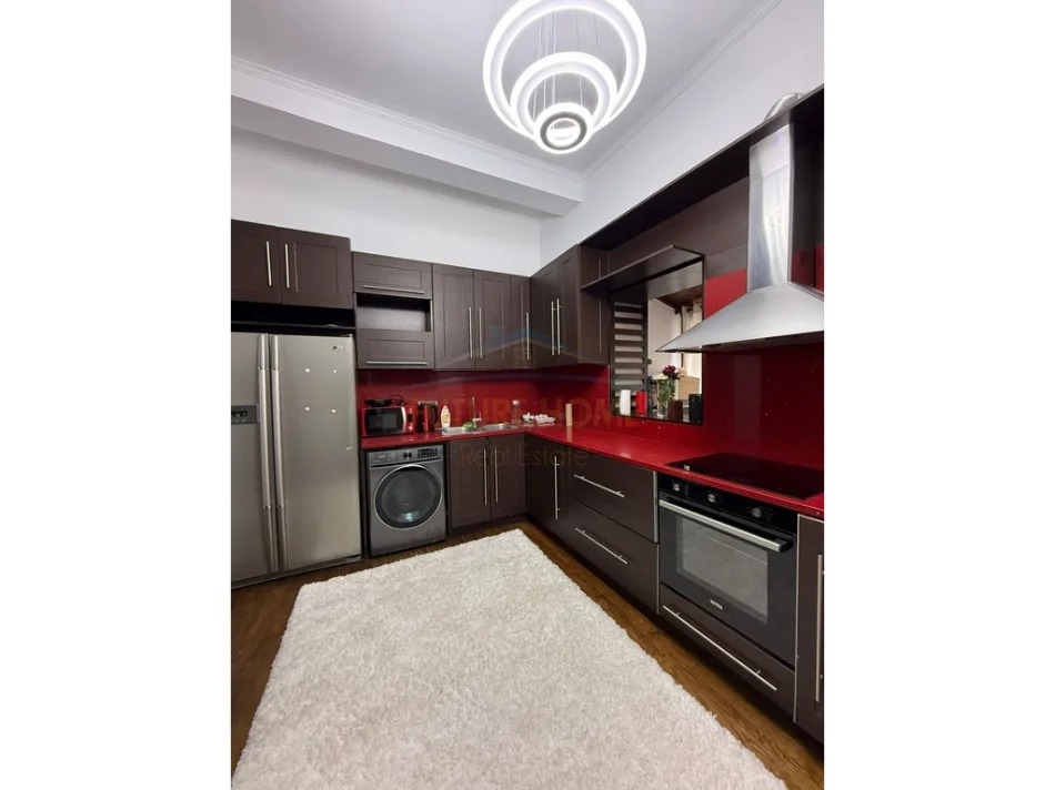 Tirane, jepet me qera apartament 2+1+Ballkon Kati 4, 120 m² 1.200 € (Qender)