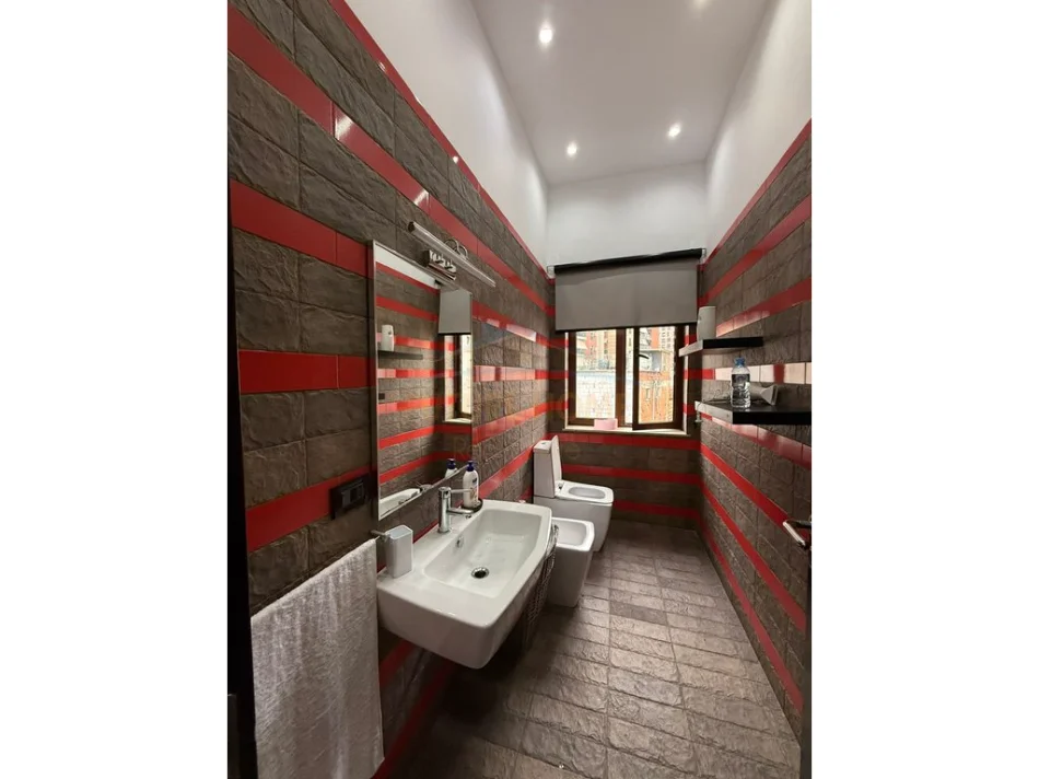 Tirane, jepet me qera apartament 2+1+Ballkon Kati 4, 120 m² 1.200 € (Qender)