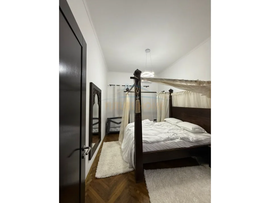 Tirane, jepet me qera apartament 2+1+Ballkon Kati 4, 120 m² 1.200 € (Qender)