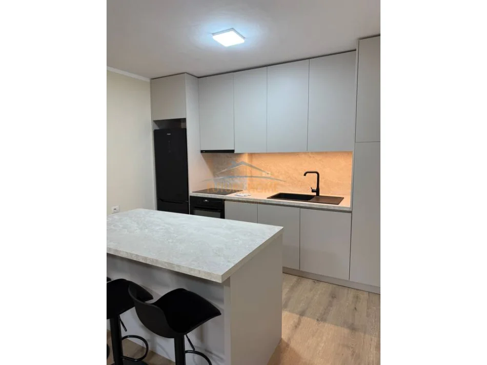 Tirane, jepet me qera apartament 2+1+Ballkon Kati 5, 130 m² 550 € (Kombinat)