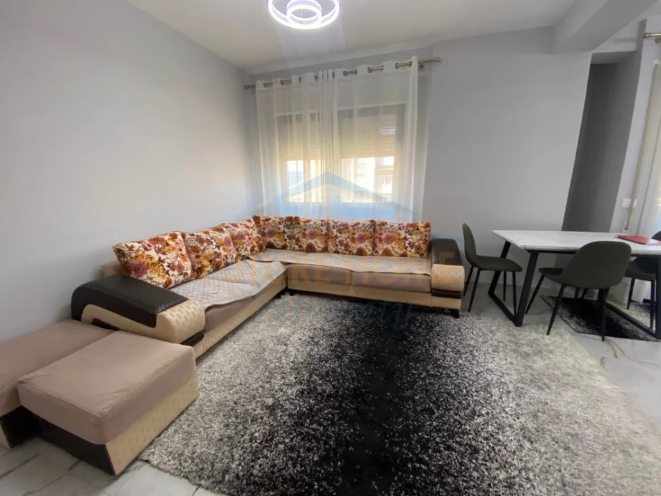 Tirane, jepet me qera apartament 1+1+Ballkon Kati 4, 74 m² 700 € (Shkolla Baletit)