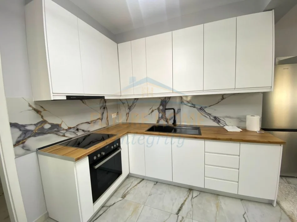 Tirane, jepet me qera apartament 1+1+Ballkon Kati 4, 74 m² 700 € (Shkolla Baletit)