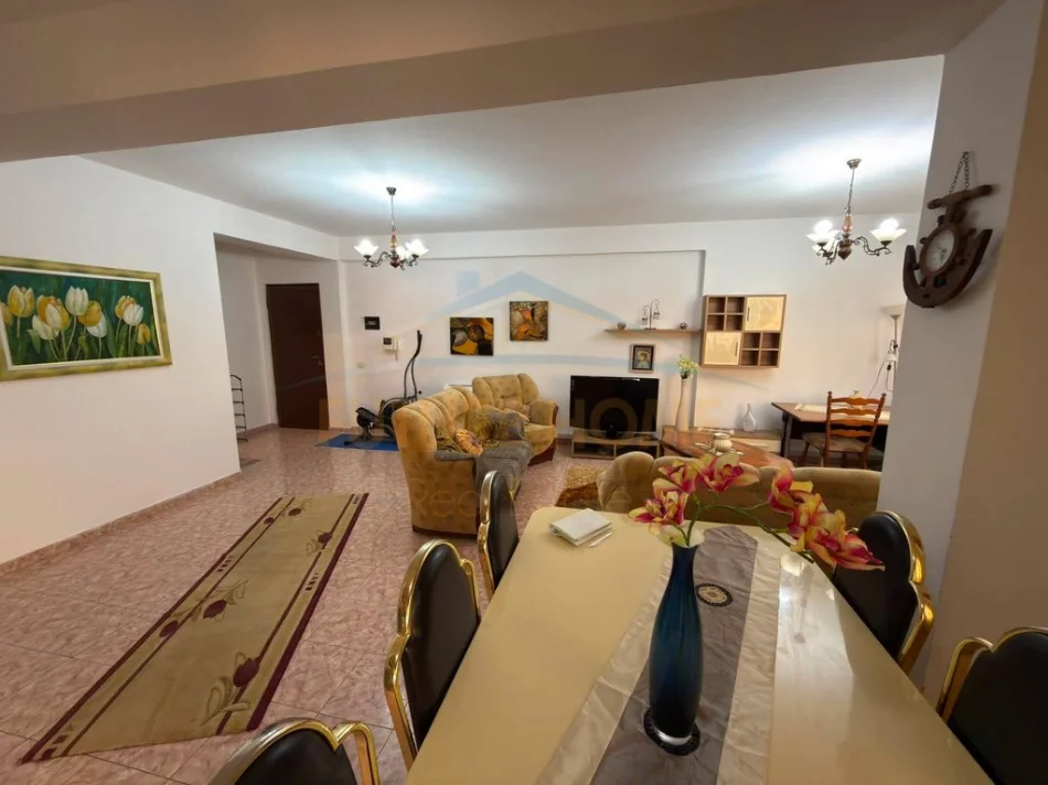 Tirane, jepet me qera apartament 2+1+Ballkon Kati 5, 108 m² 900 € (Blloku)