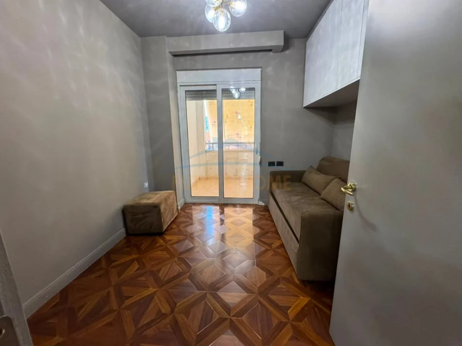 Tirane, jepet me qera apartament 3+1+Ballkon Kati 8, 120 m² 1.500 € (Zogu i Zi)