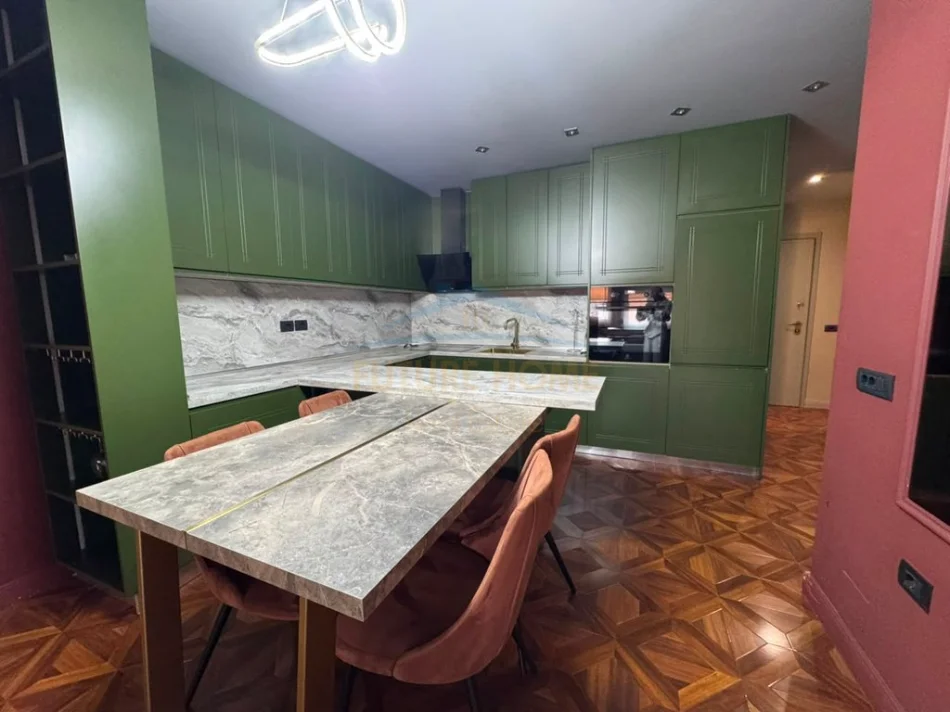 Tirane, jepet me qera apartament 3+1 Kati 8, 120 m² 1.500 € (Zogu i zi)