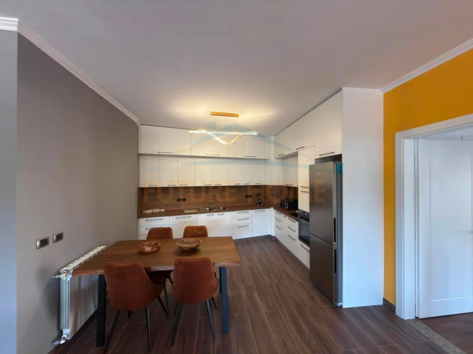 Tirane, jepet me qera apartament 2+1+Ballkon Kati 4, 140 m² 1.600 € (Liqeni Thate)
