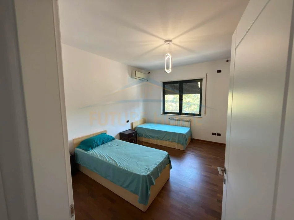 Tirane, jepet me qera apartament 2+1+Ballkon Kati 4, 140 m² 1.600 € (Liqeni Thate)