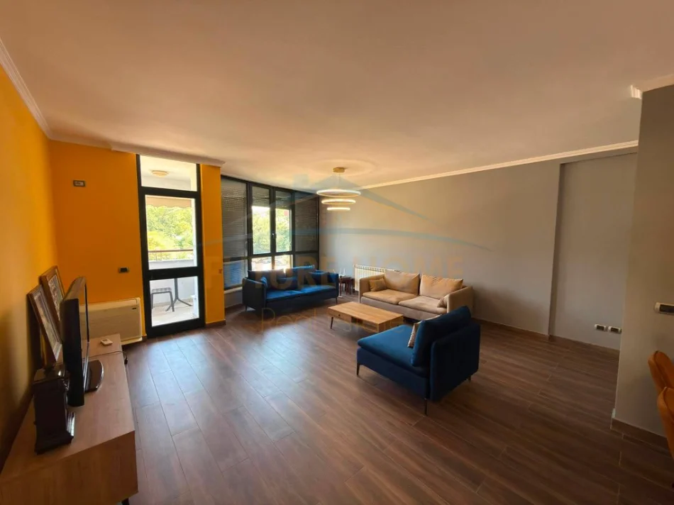 Tirane, jepet me qera apartament 2+1 Kati 4, 140 m² 1.600 € (Liqeni)