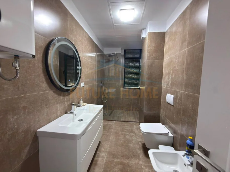 Tirane, jepet me qera apartament 2+1+Ballkon Kati 4, 140 m² 1.600 € (Liqeni Thate)