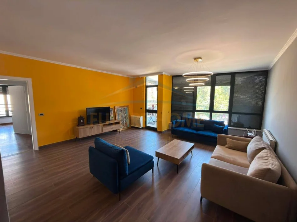 Tirane, jepet me qera apartament 2+1+Ballkon Kati 4, 140 m² 1.600 € (Liqeni Thate)