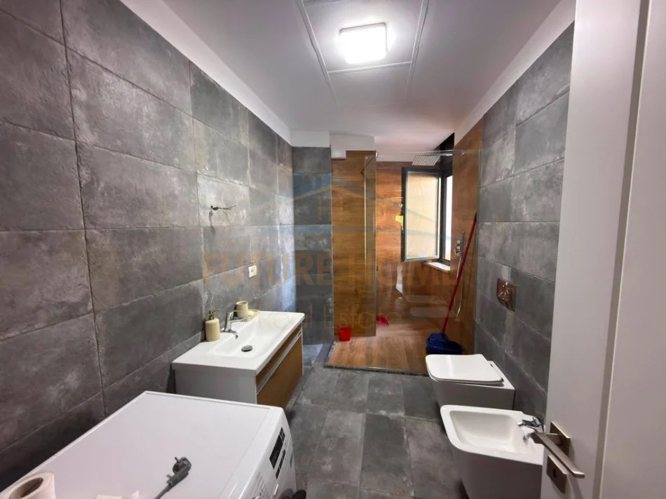 Tirane, jepet me qera apartament 2+1+Ballkon Kati 4, 140 m² 1.600 € (Liqeni Thate)