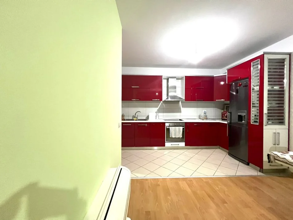 Tirane, jepet me qera apartament 2+1 Kati 5, 94 m² 700 € (Kompleksi kontakt)