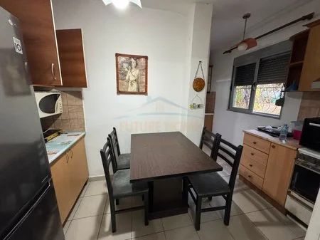 Tirane, jepet me qera apartament 1+1+Ballkon Kati 1, 55 m² 400 € (irfan tomini)