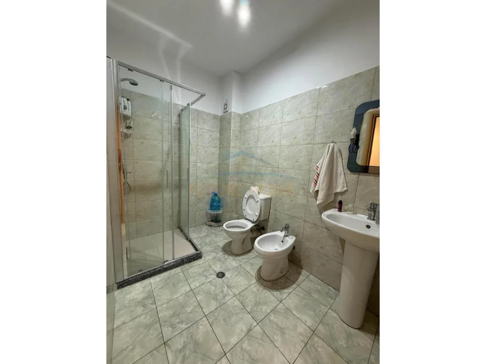 Tirane, jepet me qera apartament 2+1+Ballkon Kati 2, 115 m² 450 € (Unaza e Re)
