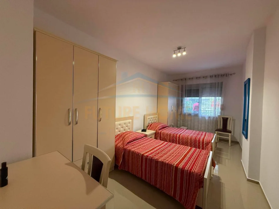 Tirane, jepet me qera apartament 2+1+Ballkon Kati 2, 115 m² 450 € (Unaza e Re)