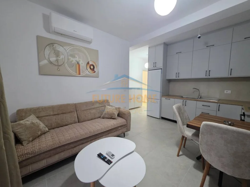 Tirane, jepet me qera apartament 1+1+Ballkon Kati 4, 45 m² 550 € (Don Bosko)