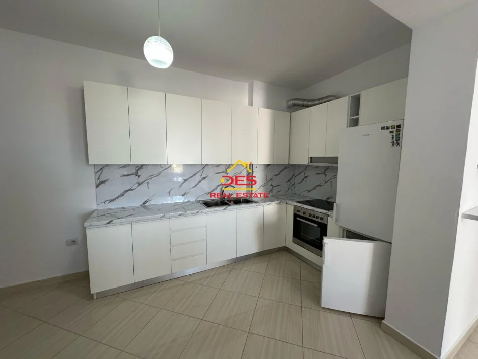 Vlore, jepet me qera apartament 2+1+Ballkon Kati 7, 108 m² 500 € (Rr Sazani)