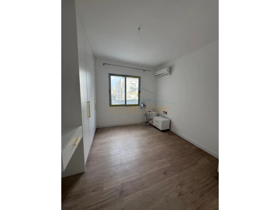 Durres, jepet me qera apartament 2+1 Kati 3, 108 m² 550 € (Prane Stacionit te Trenit, Durrës)