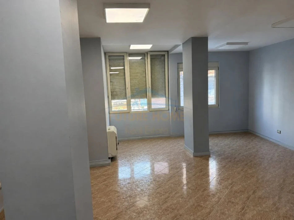 Tirane, jepet me qera ambjent biznesi Kati 1, 59 m² 500 € (Pazari i Ri)