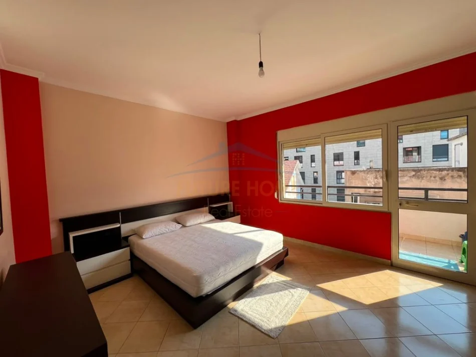 Tirane, jepet me qera apartament 2+1+Ballkon Kati 3, 101 m² 700 € (Liqeni Thate)
