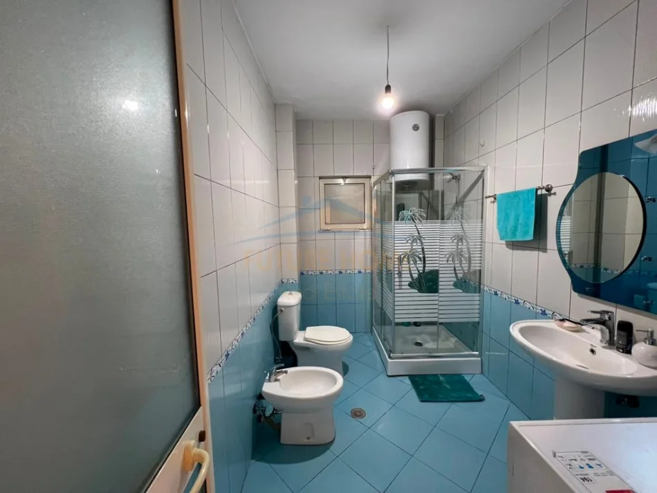 Tirane, jepet me qera apartament 2+1+Ballkon Kati 3, 101 m² 700 € (Liqeni Thate)