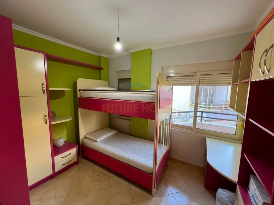 Tirane, jepet me qera apartament 2+1+Ballkon Kati 3, 101 m² 700 € (Liqeni Thate)
