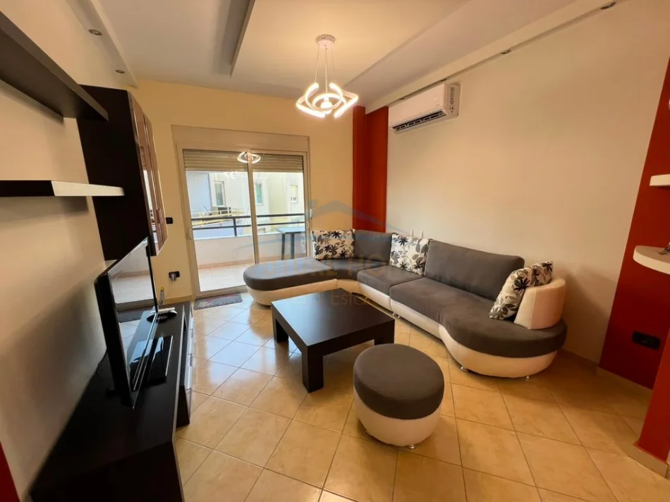 Tirane, jepet me qera apartament 2+1+Ballkon Kati 3, 101 m² 700 € (Liqeni Thate)
