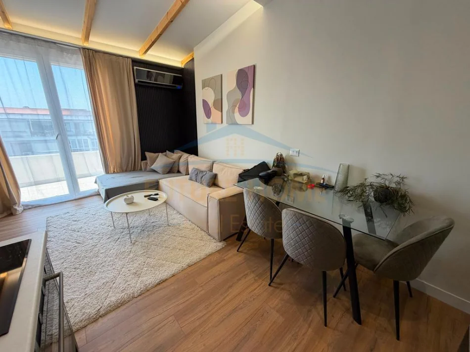 Tirane, jepet me qera apartament 1+1+Ballkon Kati 7, 65 m² 550 € (Unaza e Re)