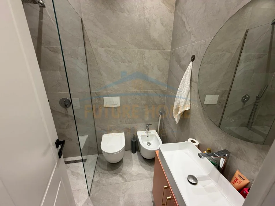 Tirane, jepet me qera apartament 1+1+Ballkon Kati 7, 65 m² 550 € (Unaza e Re)