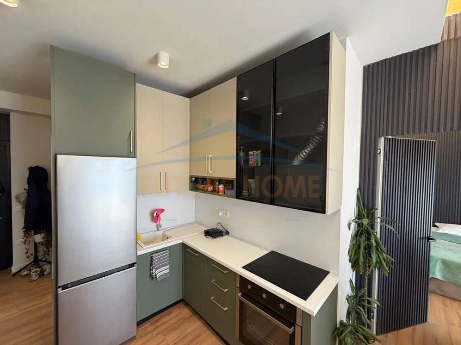 Tirane, jepet me qera apartament 1+1+Ballkon Kati 7, 65 m² 550 € (Unaza e Re)