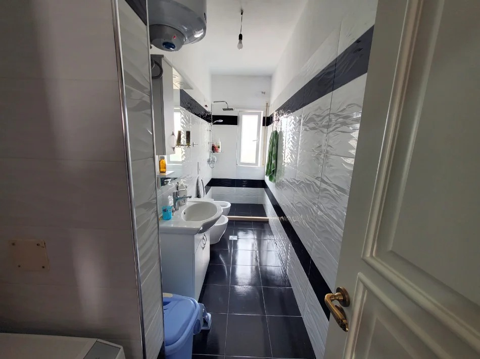 Tirane, shitet apartament 3+1 Kati 4, 260 m² 227.000 € (Fresku)