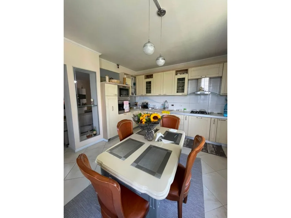 Tirane, shitet apartament 2+1 Kati 6, 127 m² 23.500.000 € (Liqeni i thate)