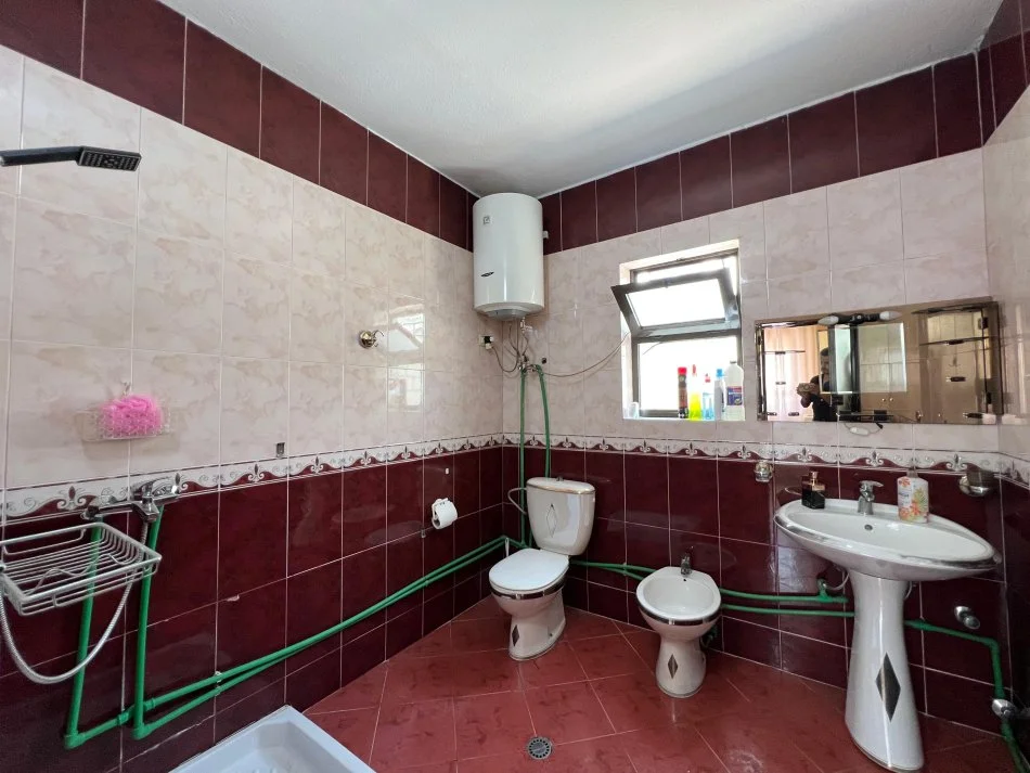 Tirane, jepet me qera shtepi 1+1 Kati 1, 90 m² 600 € 