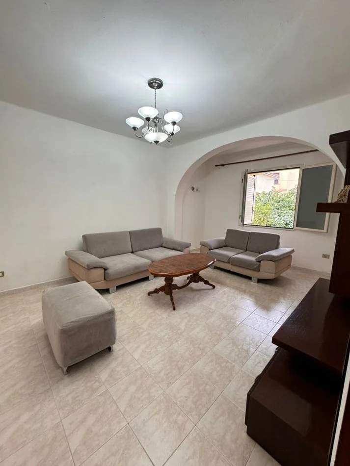 Durres, jepet me qera shtepi 2+1+2 Kati 2, 100 m² 400 € (STACIONI TRENIT DURRES!)