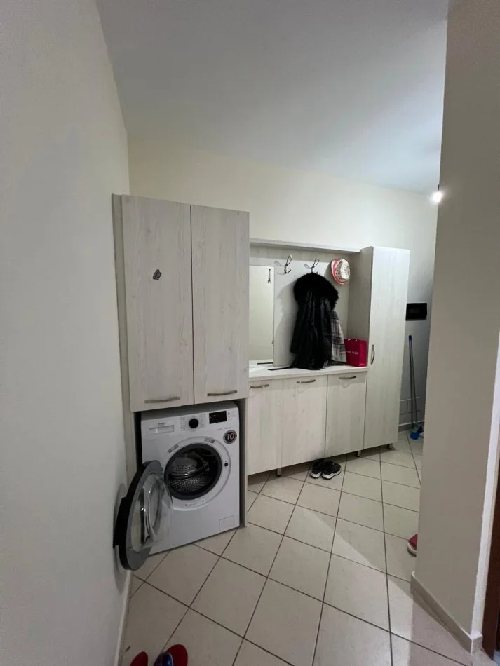 Durres, jepet me qera apartament 1+1 Kati 8, 300 € (TEK TRREGU I MADH)