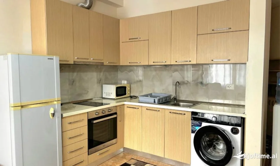 JEPET ME QERA: 1+1 ( 📍 prane Stadiumit - VLORE) - Kati 5 - 75 m² ( 350 Euro/muaj ) 🎆