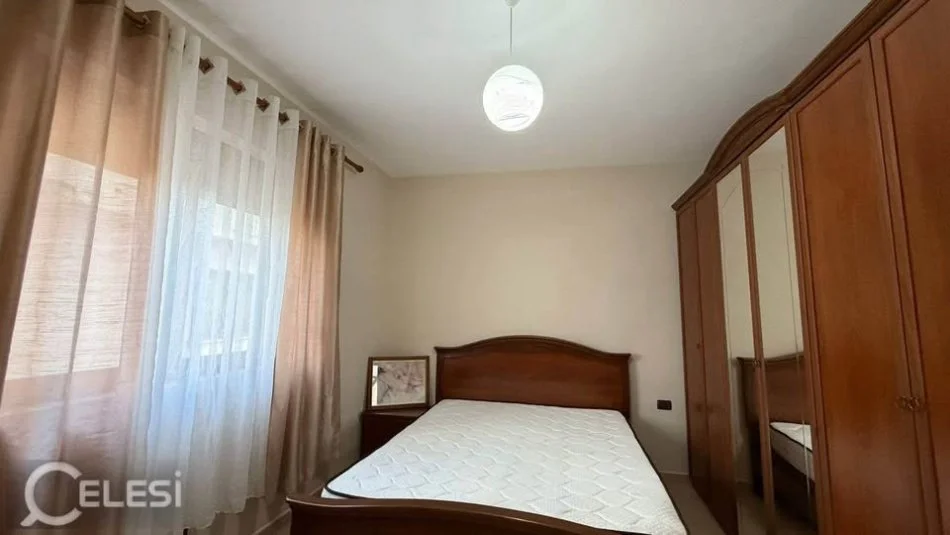 Tirane, jepet me qera Vile 4+1+Ballkon Kati 2, 180 m² 600 € (rruga arkitekt sinani)