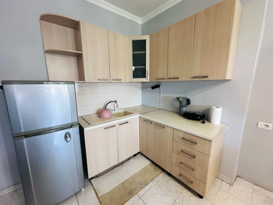 Tirane, jepet me qera apartament 2+1+Ballkon Kati 4, 80 m² 550 € 