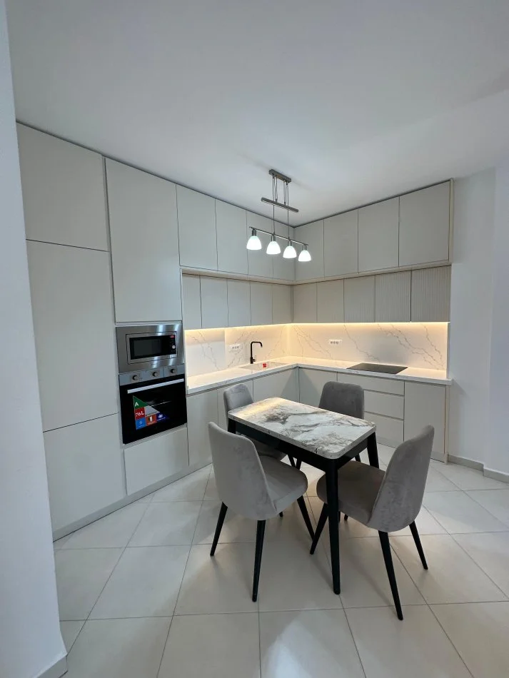 Tirane, jepet me qera apartament 2+1 Kati 6, 100 m² 600 € (Karl gega stacioni trenit)