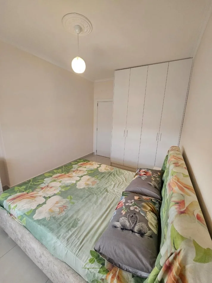 Tirane, jepet me qera apartament 2+1+Ballkon , 450 € 