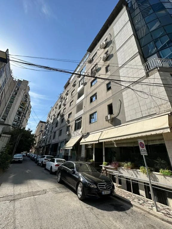 Tirane, jepet me qera ambjent biznesi Kati 1, 150 m² 1.800 € (Rruga Kajo Karafili)