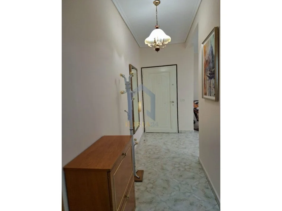 Tirane, jap me qera apartament 1+1+Ballkon Kati 3, 75 m² 600 € (Kopshti Botanik)