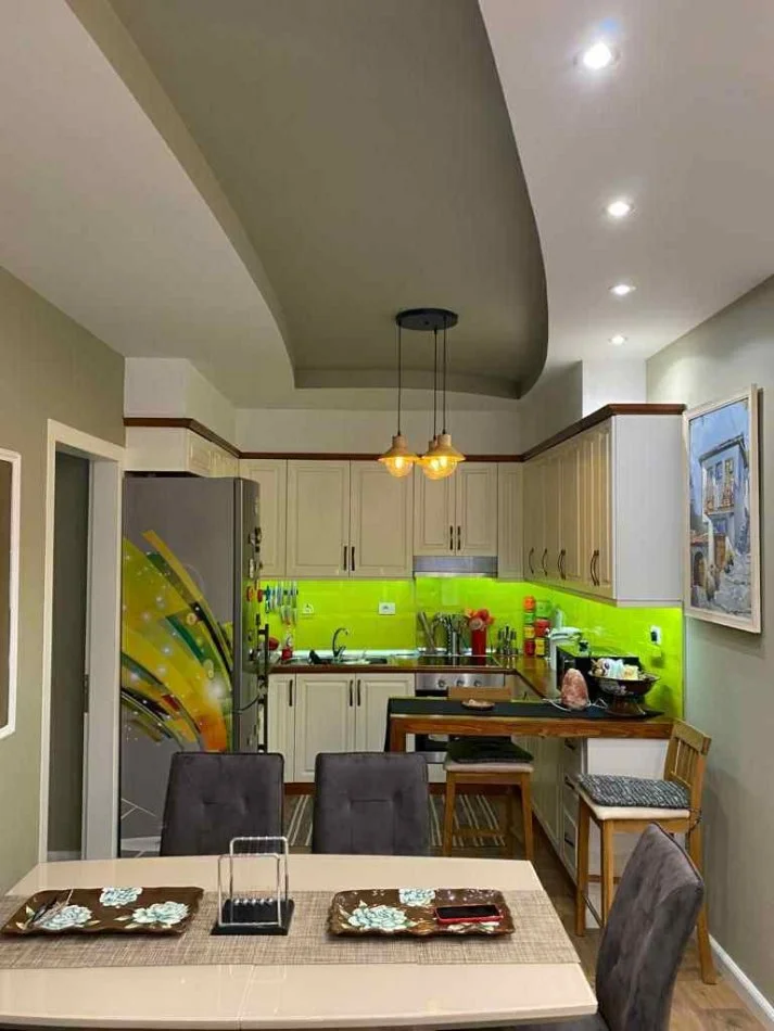 Tirane, jepet me qera apartament 2+1+Ballkon Kati 5, 90 m² 550 € (YZBERISHT AFER UNIKUT)