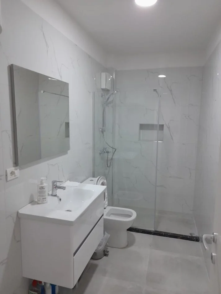 Tirane, jepet me qera zyre Kati 4, 95 m² 1.100 € (Sheshi Wilson)