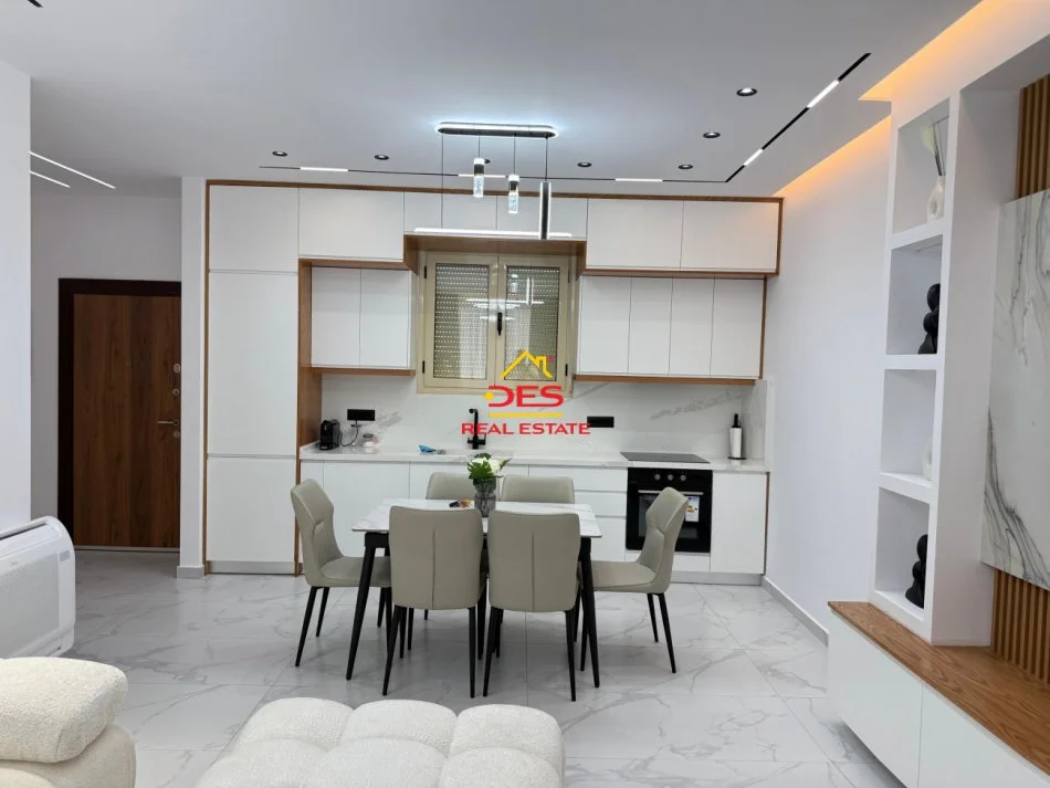 Vlore, jepet me qera apartament 2+1+Ballkon Kati 8, 800 € (Lungomare)