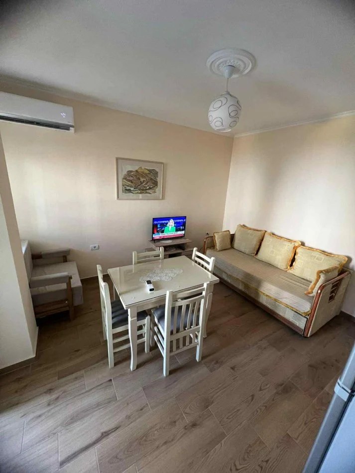 Pogradec, jepet me qera apartament 1+1+Ballkon Kati 2, 65 m² 40 € (RR. 10DESHMORET E POJSKES PALLATI MISTA CICI)